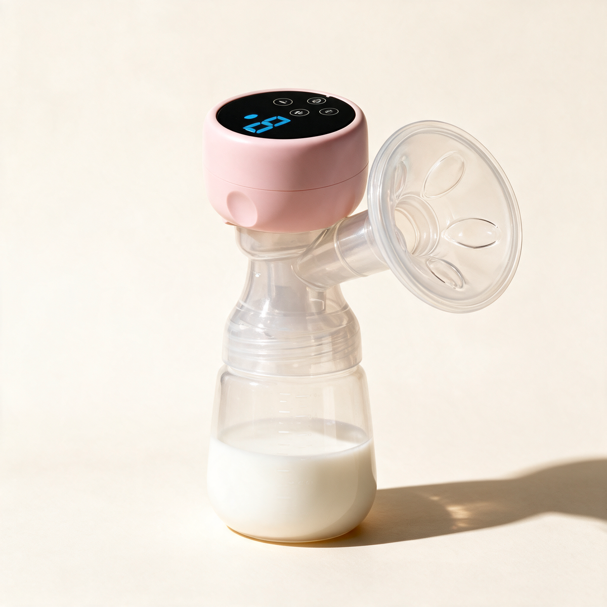 Extractor de leche materna eléctrico rosado armado, con pantalla LED encendida y biberón